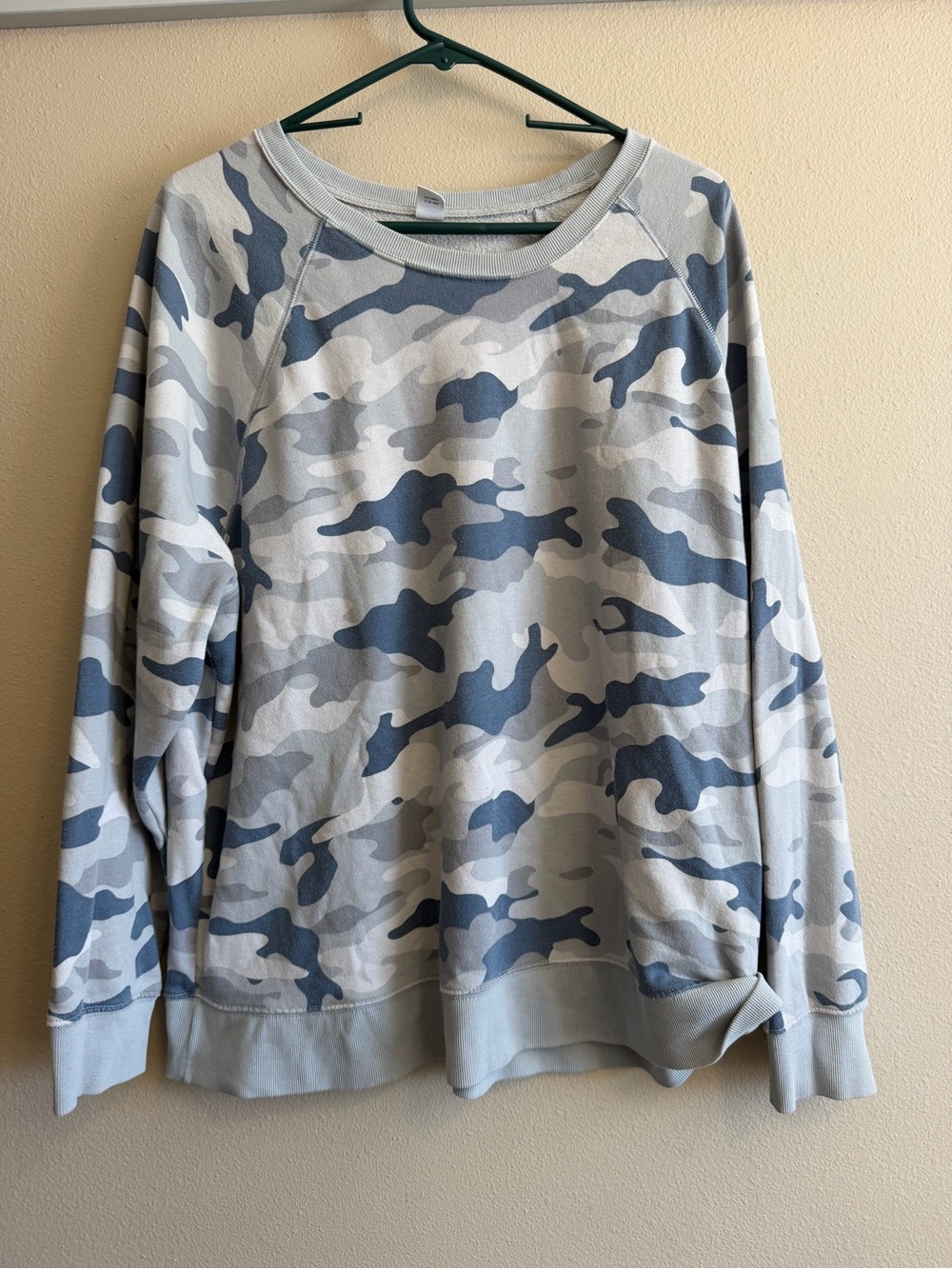 Old Navy Men's Light Gray and Blue Camo Crewneck Sweatshirt